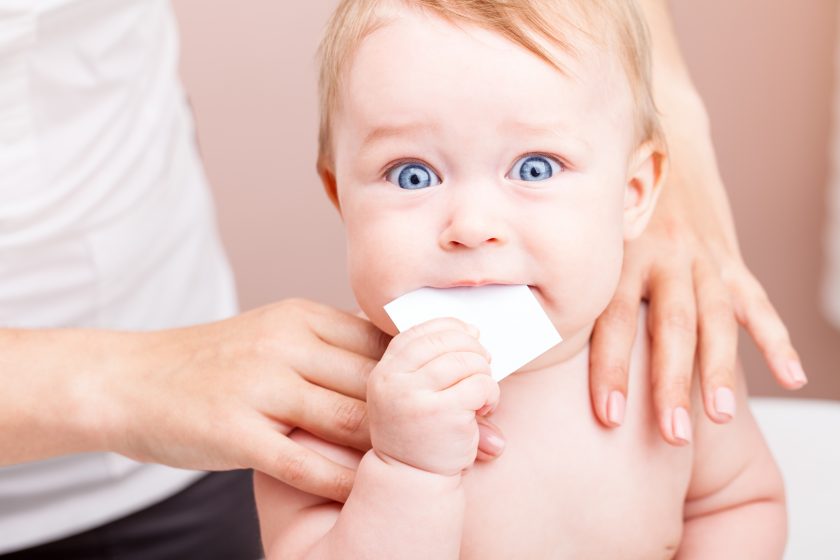 chiropractor-with-baby-840x560