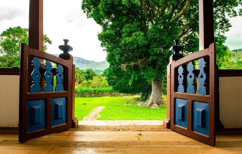architecture-backyard-balcony-1038260-816x520