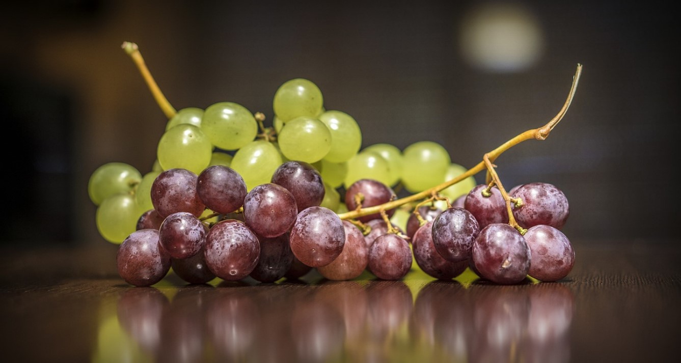 eat grapes pixa