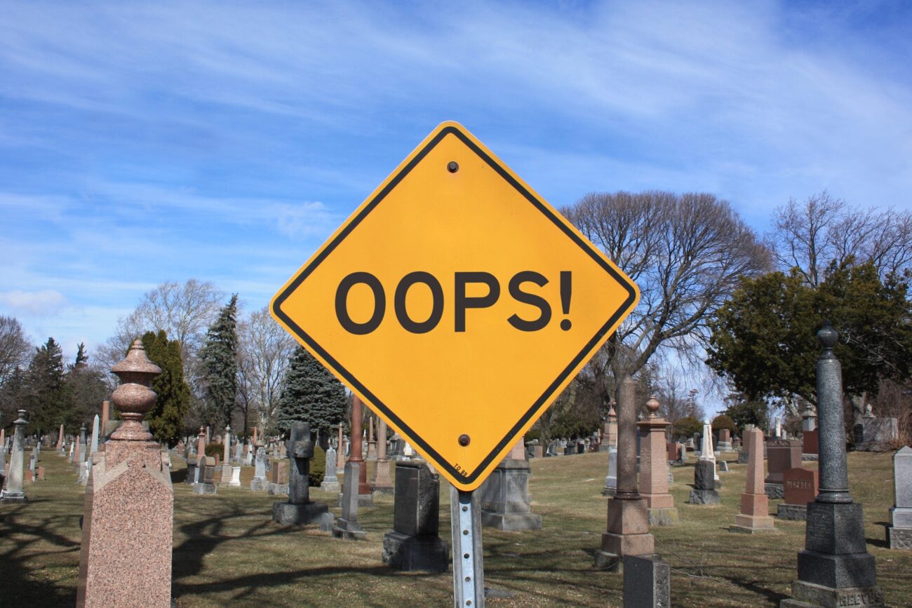 mistake-4084211_1920 mistake-4084211_1920